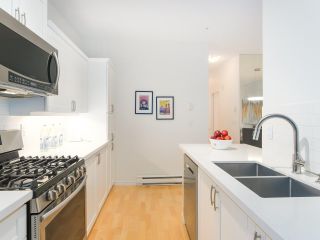 Photo 11: 107 2688 VINE Street in Vancouver: Kitsilano Townhouse for sale in "THE TREO" (Vancouver West)  : MLS®# R2406674