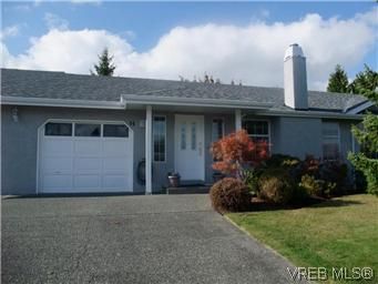 Main Photo: 14 2560 Wilcox Terr in VICTORIA: CS Tanner Row/Townhouse for sale (Central Saanich)  : MLS®# 588799