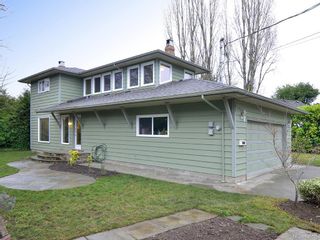 Photo 2: 7029 Wallace Dr in Central Saanich: CS Brentwood Bay House for sale : MLS®# 636075