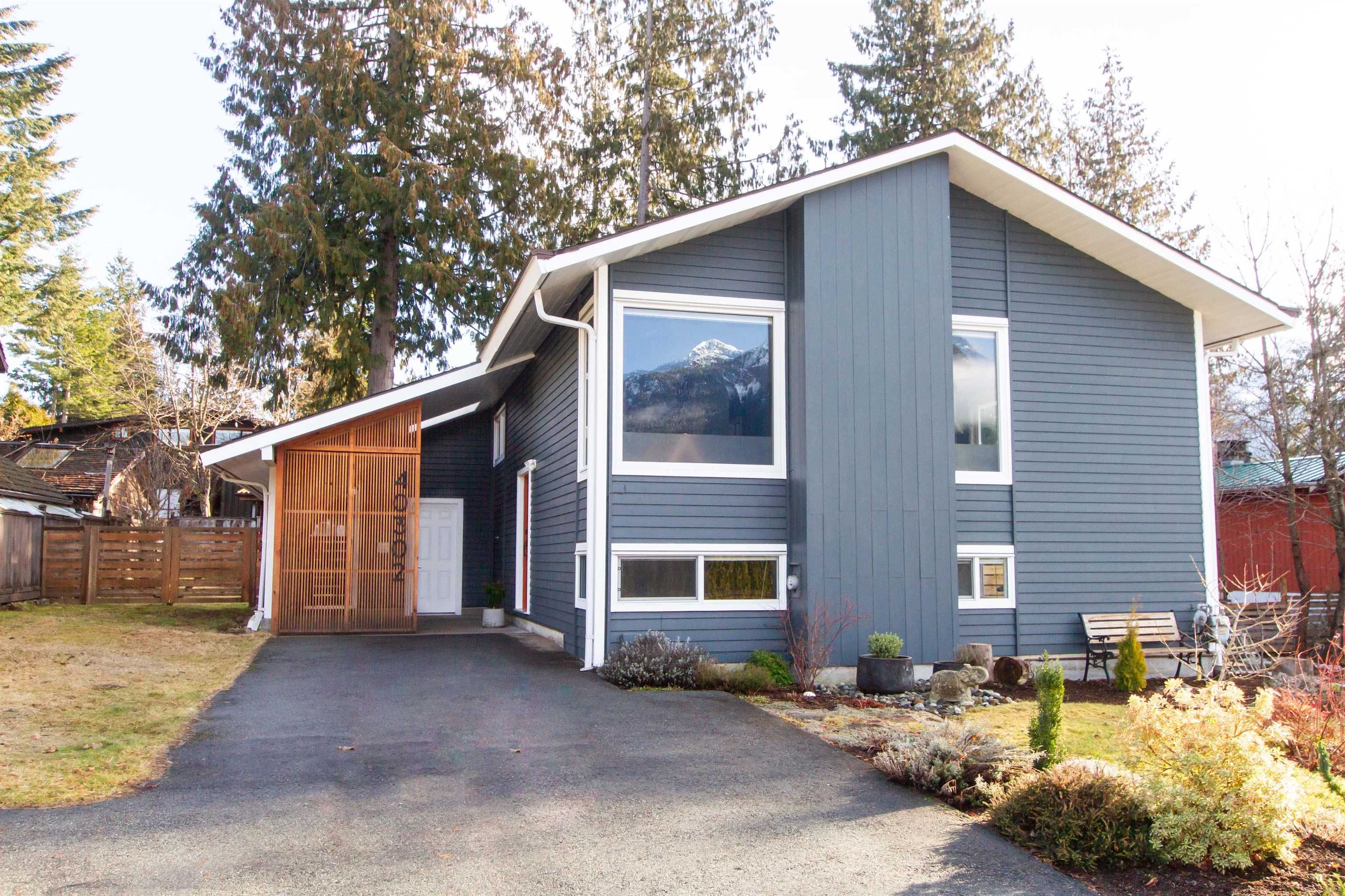 Main Photo: 40302 BRAEMAR Drive in Squamish: Garibaldi Highlands House for sale : MLS®# R2749484