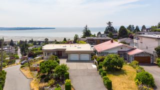 Photo 24: 15596 SEMIAHMOO Avenue: White Rock House for sale in "Top of Bluff East Beach" (South Surrey White Rock)  : MLS®# R2785787