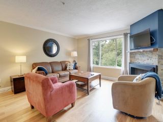 Photo 3: 4 127 Aldersmith Pl in View Royal: VR Glentana Row/Townhouse for sale : MLS®# 907347