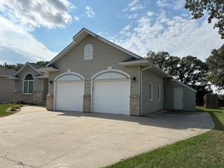 Photo 2: 14 Oakwood Drive in Morden: House for sale : MLS®# 202325945
