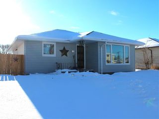 Photo 3: 438 Burrin Avenue in Winnipeg: West Kildonan Residential for sale (4D)  : MLS®# 202301664