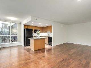 Photo 7: 301 120 MILROSS Avenue in Vancouver: Downtown VE Condo for sale in "BRIGHTON BY BOSA" (Vancouver East)  : MLS®# R2643325