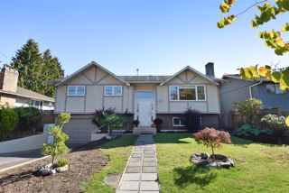 Photo 1: 104 HARVEY Street in New Westminster: The Heights NW House for sale : MLS®# R2124732