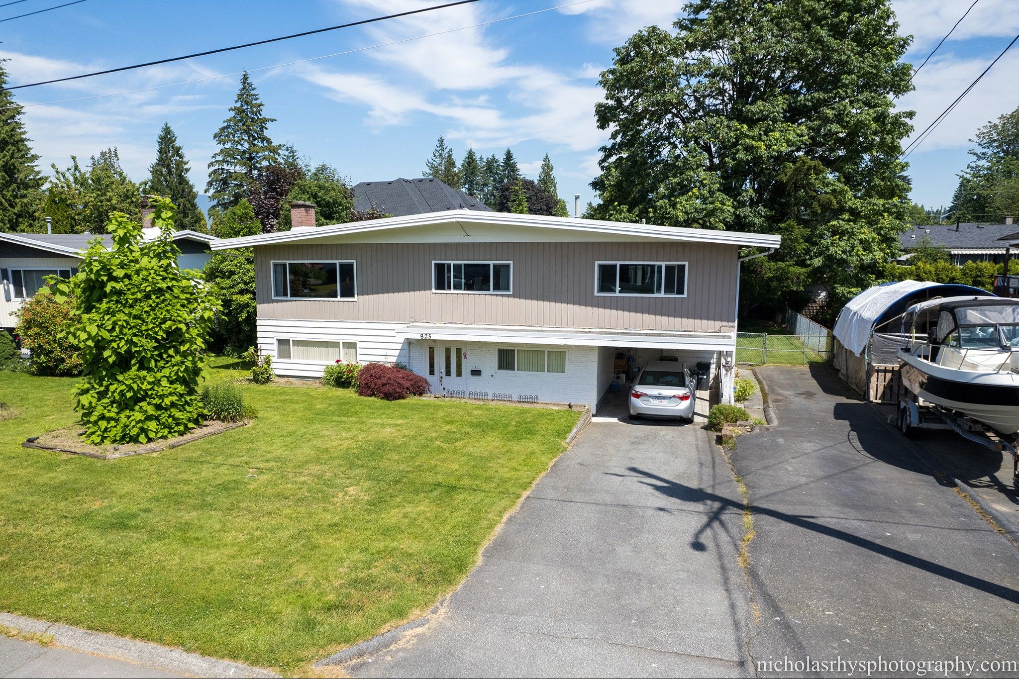 Main Photo: 823 ATKINS Street in Coquitlam: Harbour Place House for sale : MLS®# R2710323