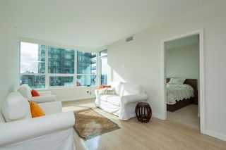 Photo 7: 704 112 E 13TH Street in North Vancouver: Lower Lonsdale Condo for sale in "CENTREVIEW" : MLS®# R2243856