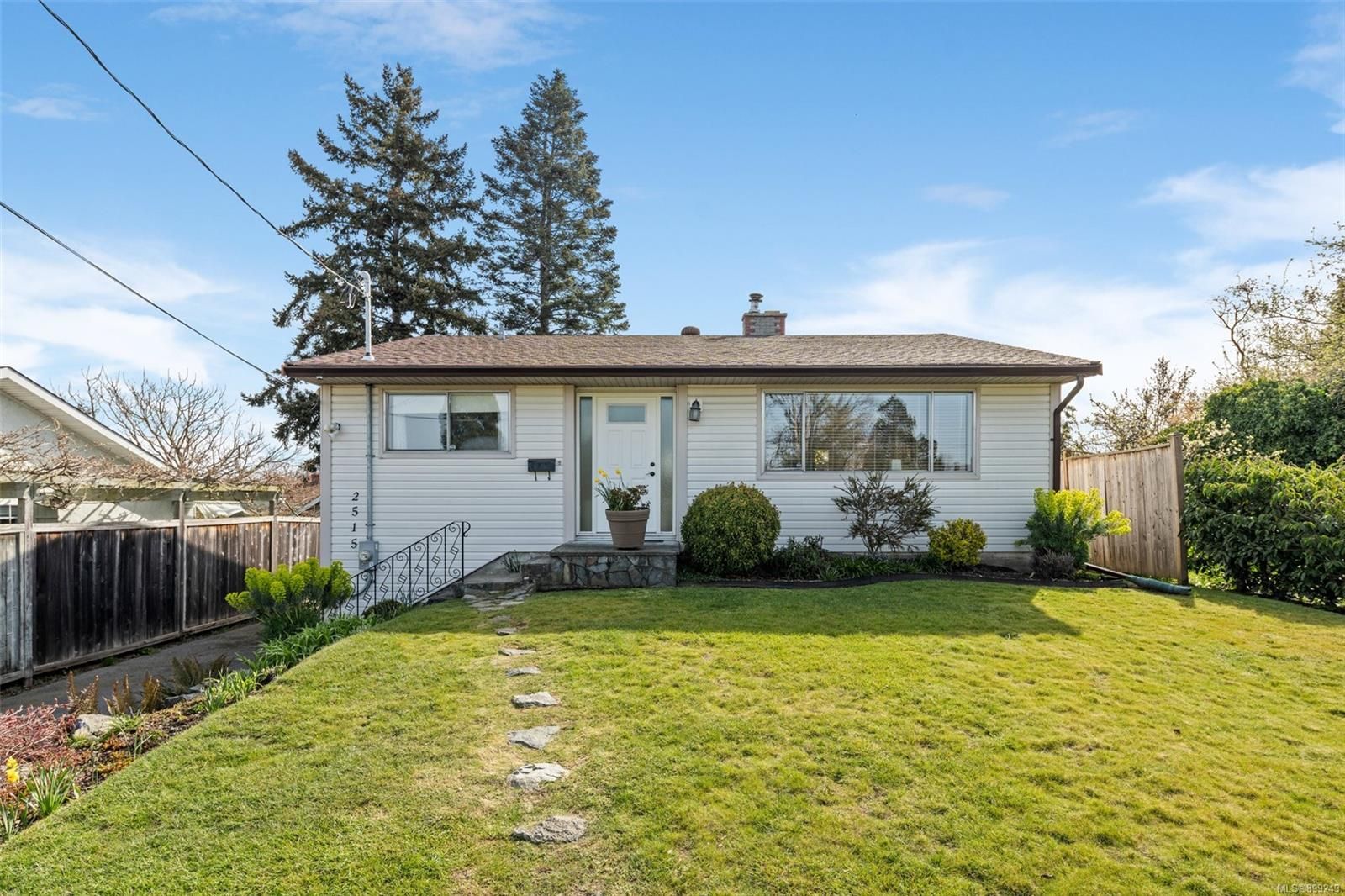 Main Photo: 2515 Victor St in Victoria: Vi Oaklands House for sale : MLS®# 899243