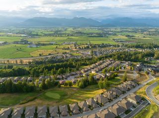 Photo 39: 112 51096 FALLS Court in Chilliwack: Eastern Hillsides Townhouse for sale in "The Fairways" : MLS®# R2818404