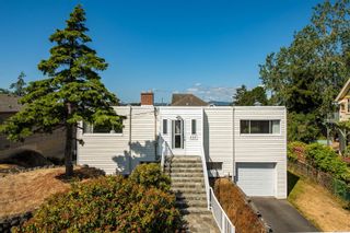 Photo 1: 484 Admirals Rd in Esquimalt: Es Saxe Point House for sale : MLS®# 851111