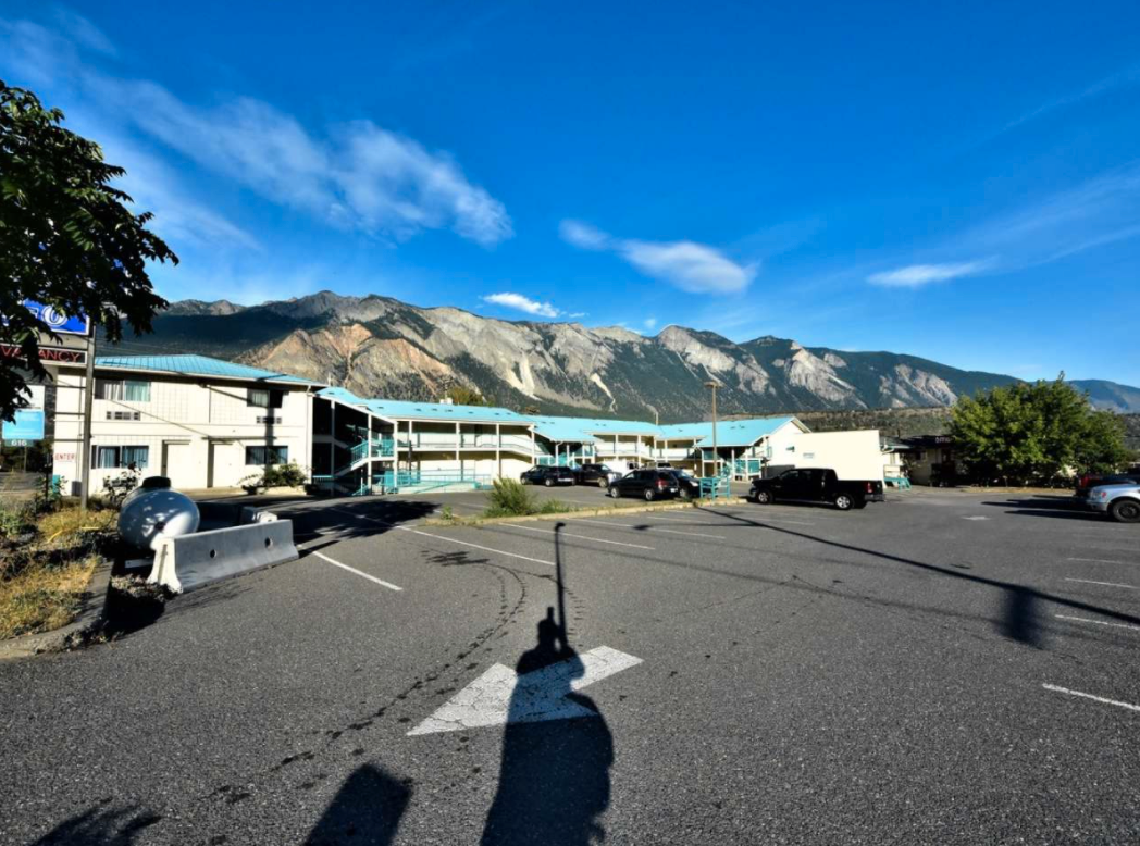 Main Photo: Franchise 36 rooms Motel for sale BC, $2.18M: Commercial for sale