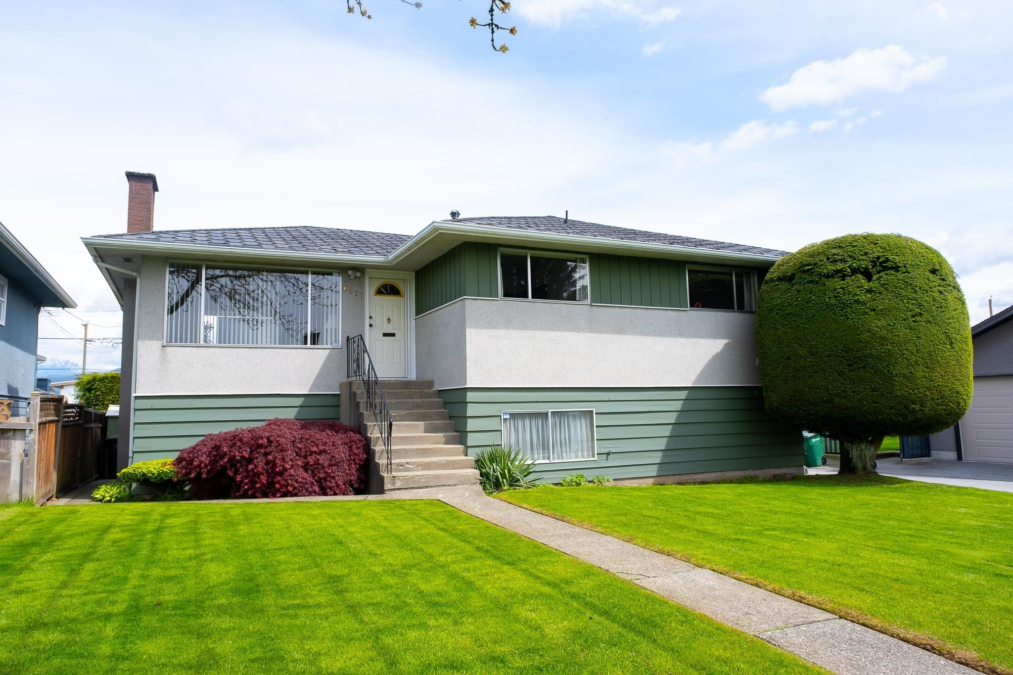 Main Photo: 6571 CARNEGIE Street in Burnaby: Sperling-Duthie House for sale (Burnaby North)  : MLS®# R2692024