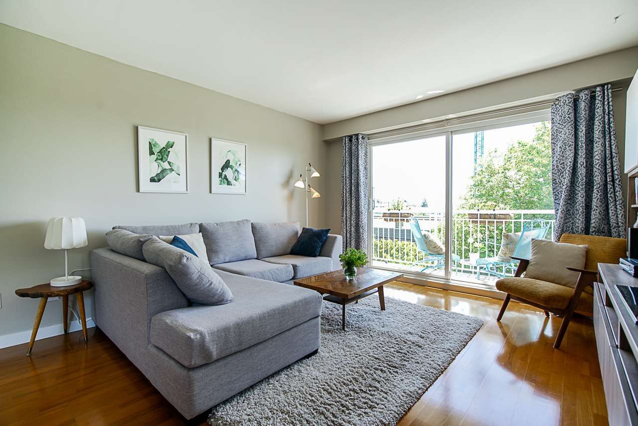 Main Photo: 206 306 W 1ST Street in North Vancouver: Lower Lonsdale Condo for sale in "La Viva Place" : MLS®# R2476201