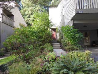 Photo 1: 955 HERITAGE Boulevard in North Vancouver: Seymour Townhouse for sale in "Heritage In The Woods" : MLS®# V1031683