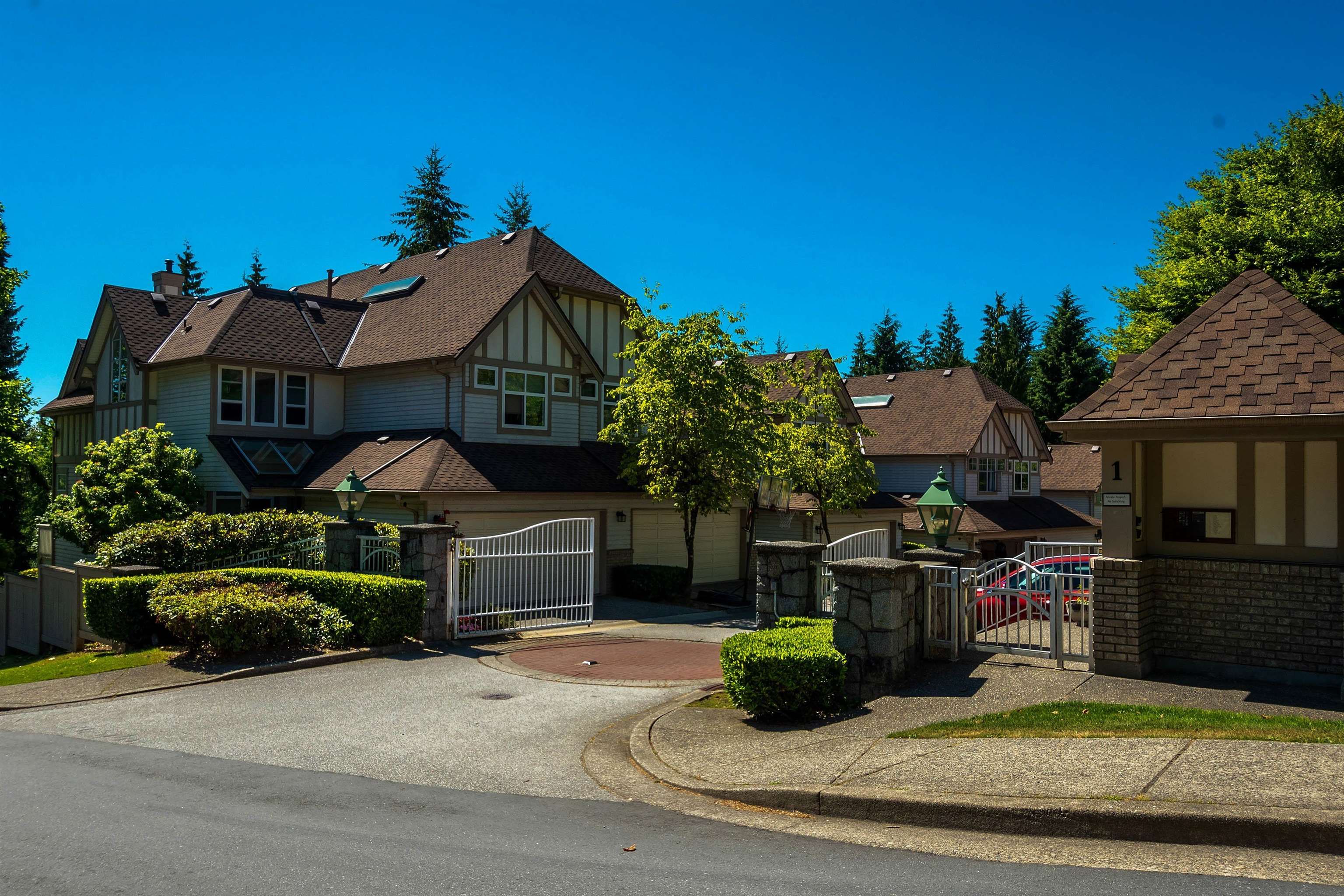 Main Photo: 15 1 ASPENWOOD Drive in Port Moody: Heritage Woods PM Townhouse for sale in "SUMMIT POINTE" : MLS®# R2716597