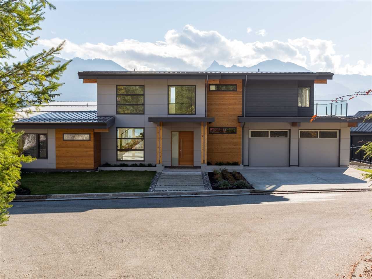 Main Photo: 9 40781 THUNDERBIRD Ridge in Squamish: Garibaldi Highlands House for sale in "Stonehaven" : MLS®# R2220919