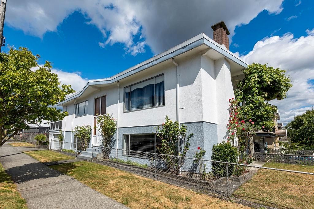 Main Photo: 970 WINDERMERE Street in Vancouver: Renfrew VE House for sale in "RENFREW" (Vancouver East)  : MLS®# R2715426