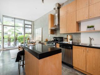 Photo 8: 205 2635 PRINCE EDWARD Street in Vancouver: Mount Pleasant VE Condo for sale in "Soma Lofts" (Vancouver East)  : MLS®# R2392727