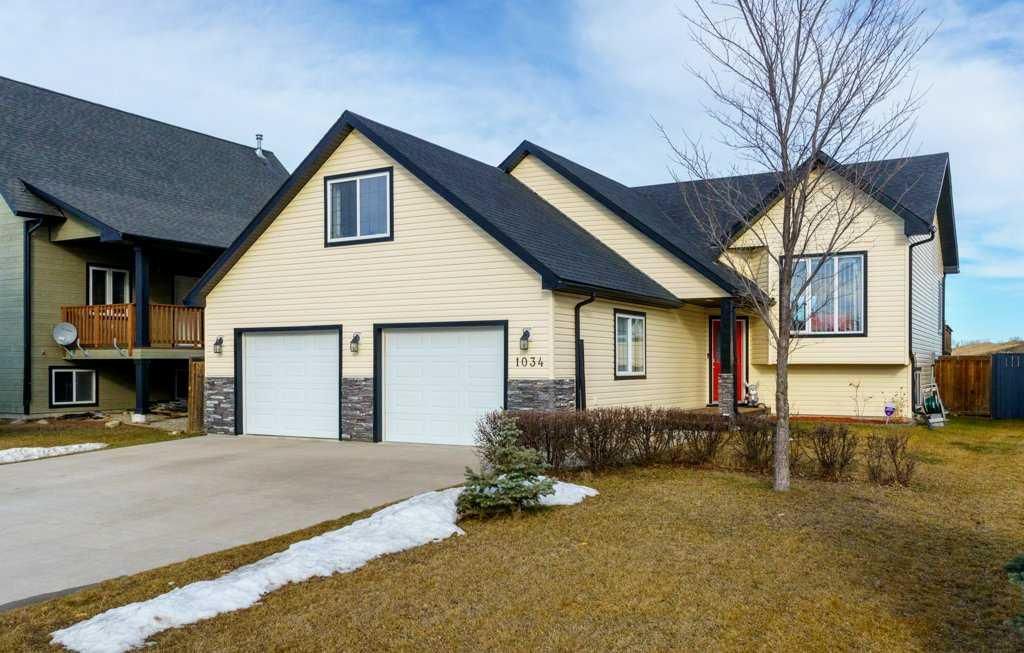 Main Photo: 1034 Carriage Lane Drive: Carstairs Detached for sale : MLS®# A2104565