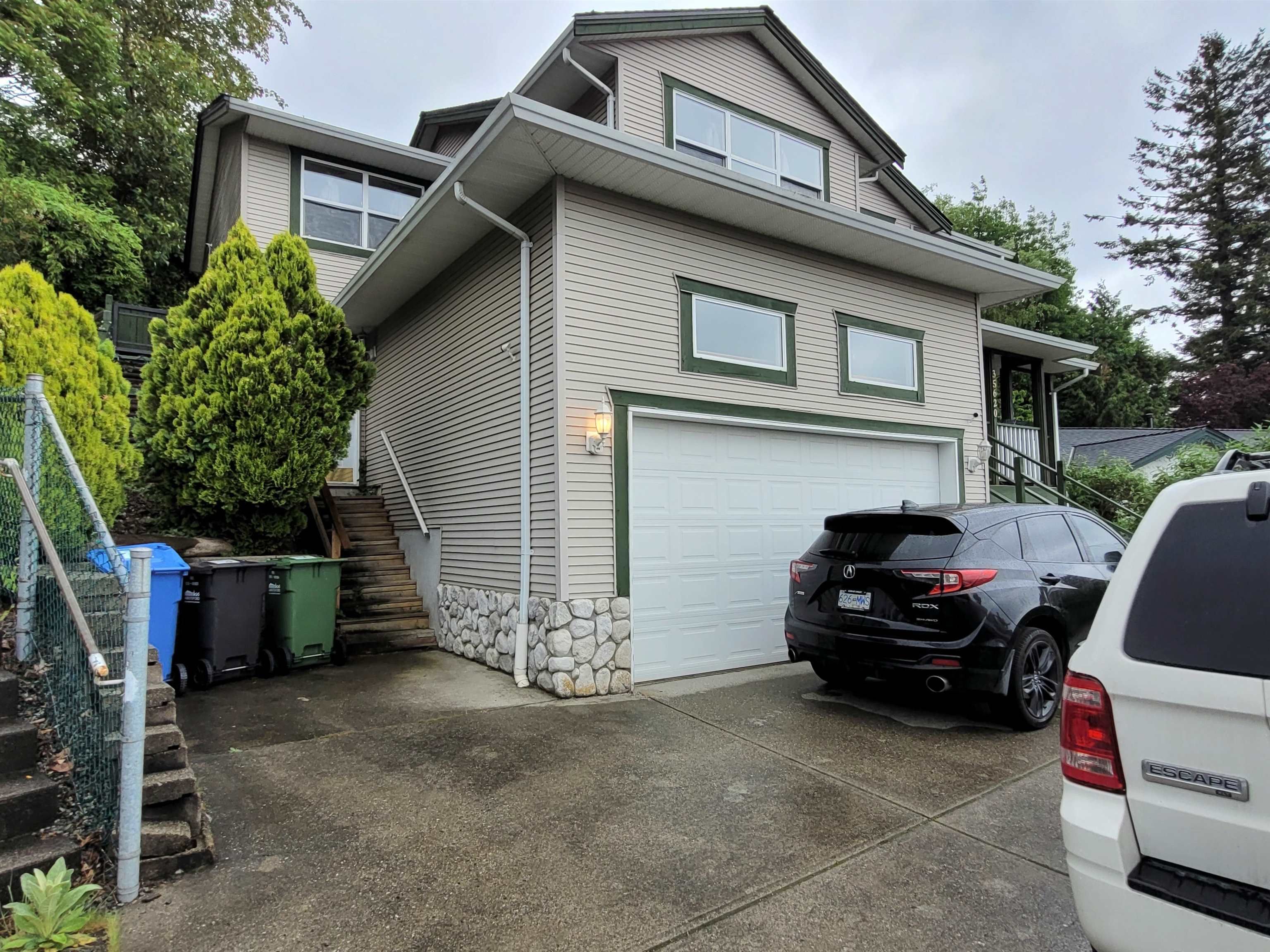 Main Photo: 35620 DINA Place in Abbotsford: Abbotsford East House for sale : MLS®# R2836427