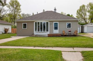 Photo 1: 302 Dufferin Avenue W in Portage la Prairie: House for sale : MLS®# 202314360