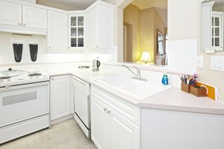 Photo 8: 212 5835 HAMPTON Place in Vancouver: University VW Condo for sale in "St. James" (Vancouver West)  : MLS®# R2037637