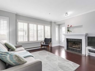 Photo 1: 302 2110 YORK Avenue in Vancouver: Kitsilano Condo for sale in "New York on York" (Vancouver West)  : MLS®# R2149623