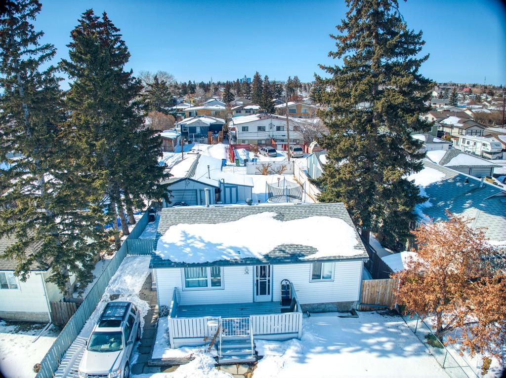 Main Photo: 915 40 Street SE in Calgary: Forest Lawn Detached for sale : MLS®# A2032917