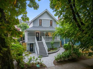 Photo 1: 456 E 10TH Avenue in Vancouver: Mount Pleasant VE House for sale (Vancouver East)  : MLS®# R2724561