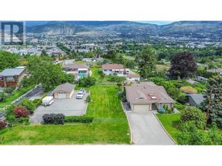 Photo 1: 605 VEDETTE Drive in Penticton: House for sale : MLS®# 10316423