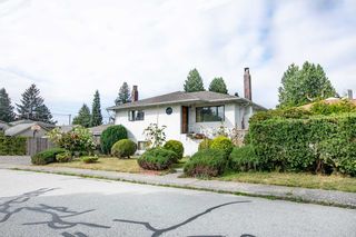 Photo 2: 1553 SUTHERLAND Avenue in North Vancouver: Boulevard House for sale : MLS®# R2497342