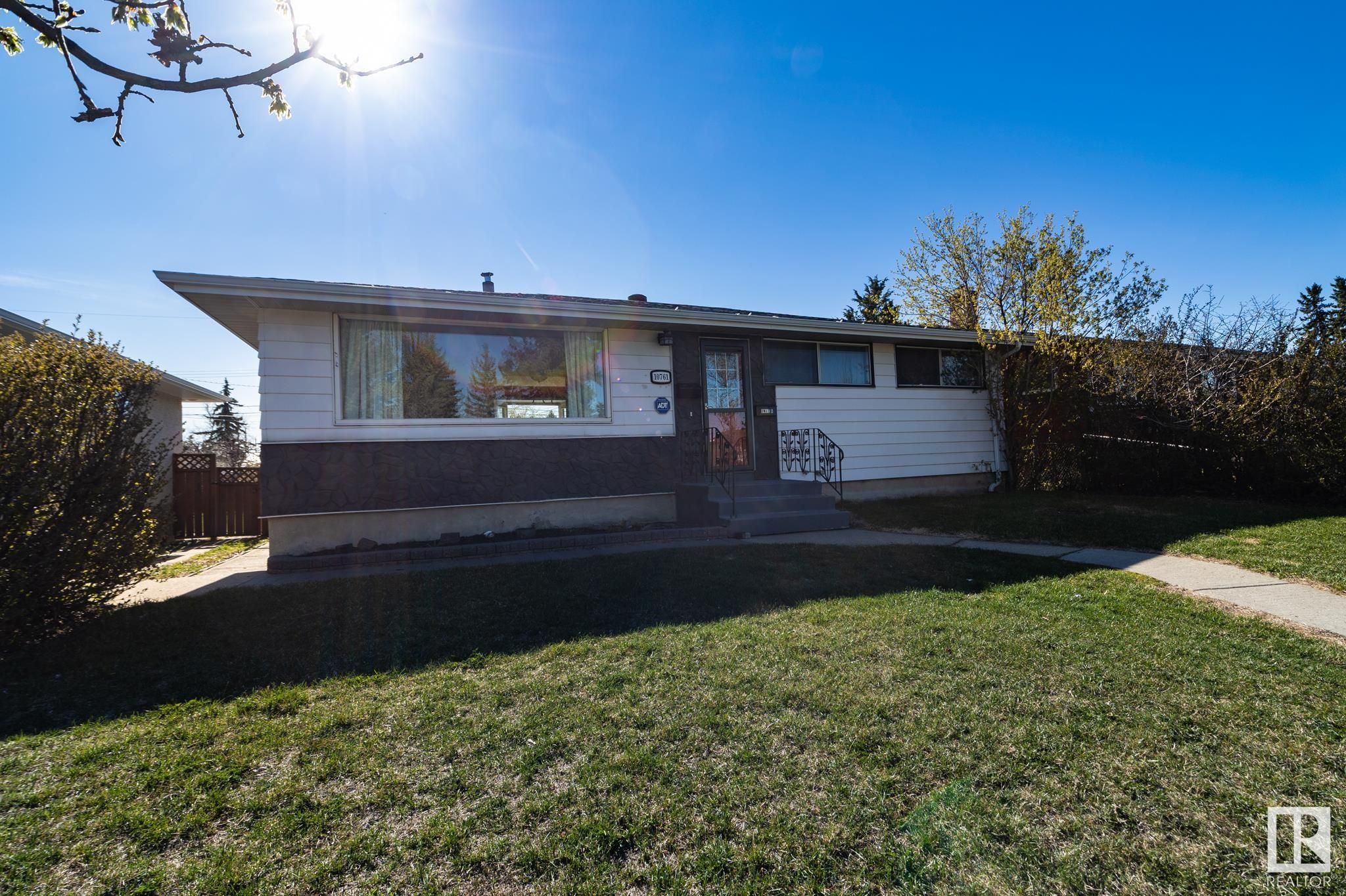 Main Photo: 10761 164 Street in Edmonton: Zone 21 House for sale : MLS®# E4308838