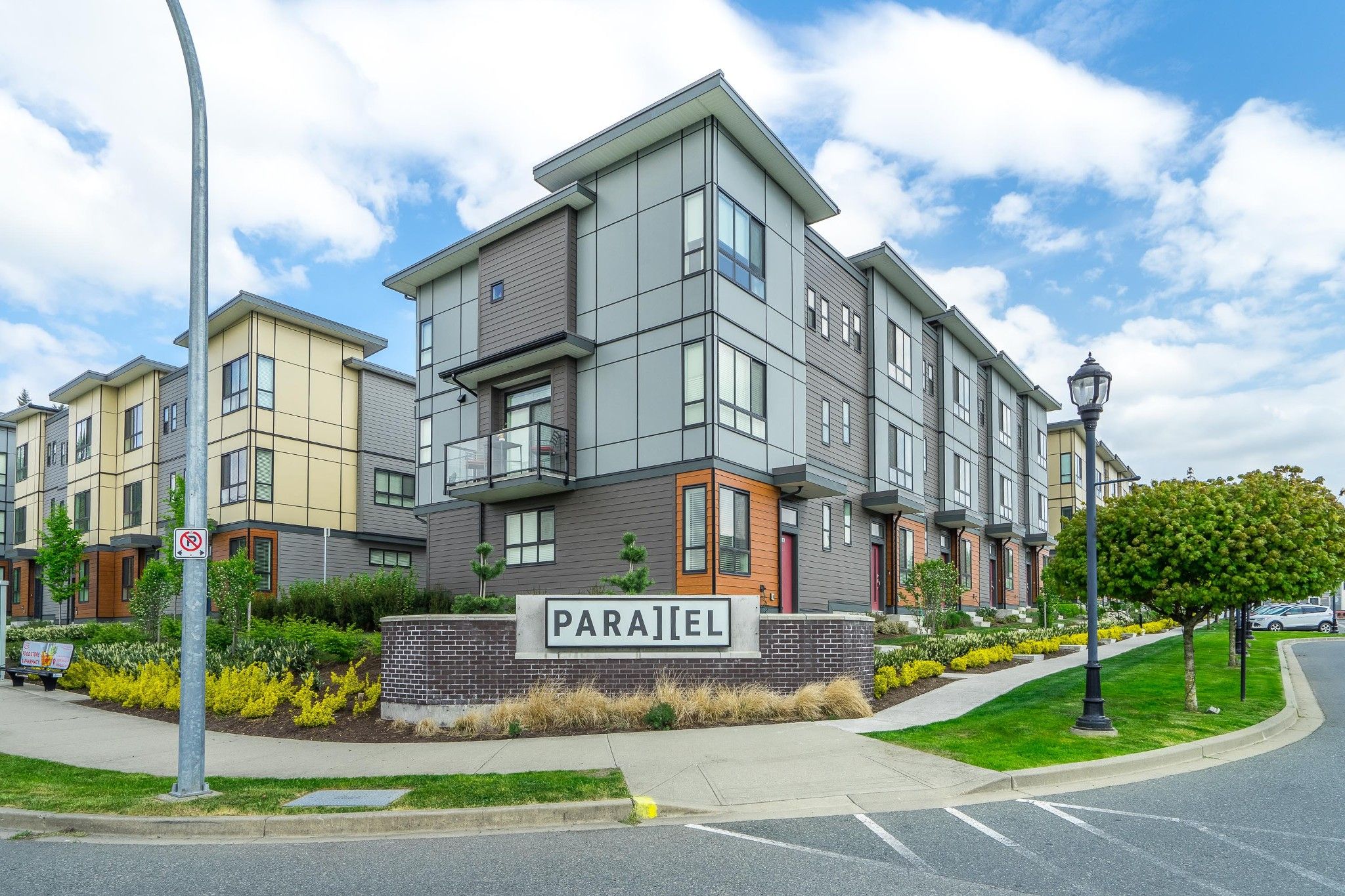 Main Photo: 9 1938 NORTH PARALLEL ROAD in Abbotsford: Abbotsford East Townhouse for sale : MLS®# R2661735
