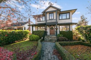 Photo 2: 449 E 17TH Street in North Vancouver: Central Lonsdale House for sale : MLS®# R2746125