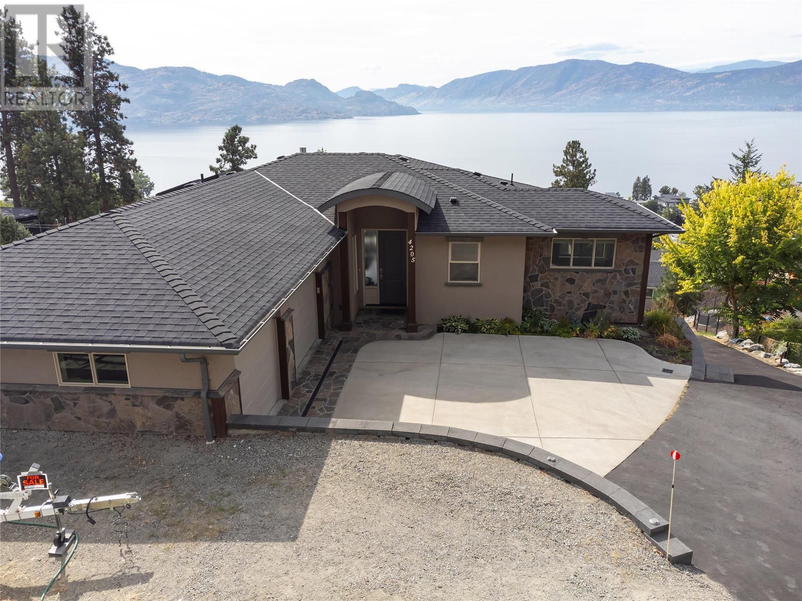Main Photo: 4205 4th Avenue, in Peachland: House for sale : MLS®# 10284422