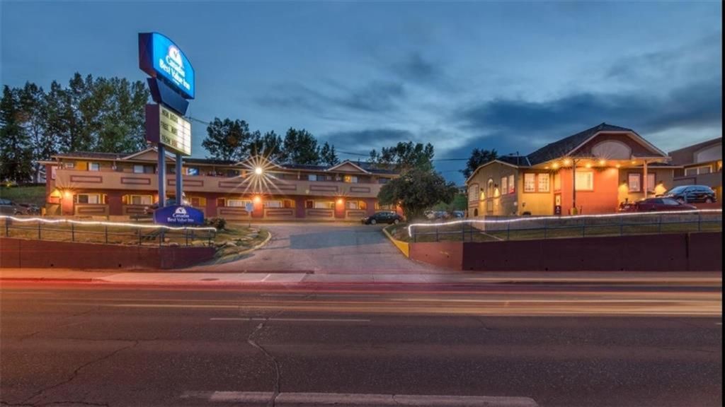 Main Photo: 5307 MACLEOD Trail SW in Calgary: Windsor Park Hotel/Motel for sale : MLS®# A1254851