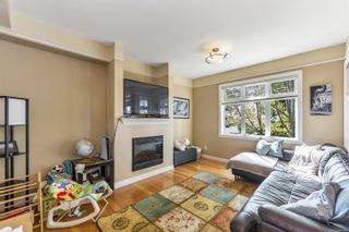 Photo 3: 2 920 Caledonia Ave in Victoria: Vi Central Park Row/Townhouse for sale : MLS®# 913481