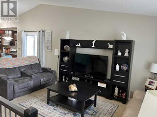 Photo 3: 99 Jessie Robinson Close N in Lethbridge: House for sale : MLS®# A2081113