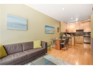 Photo 3: 690 W 16TH Avenue in Vancouver: Cambie Townhouse for sale in "HEATHERVIEW" (Vancouver West)  : MLS®# V1069354