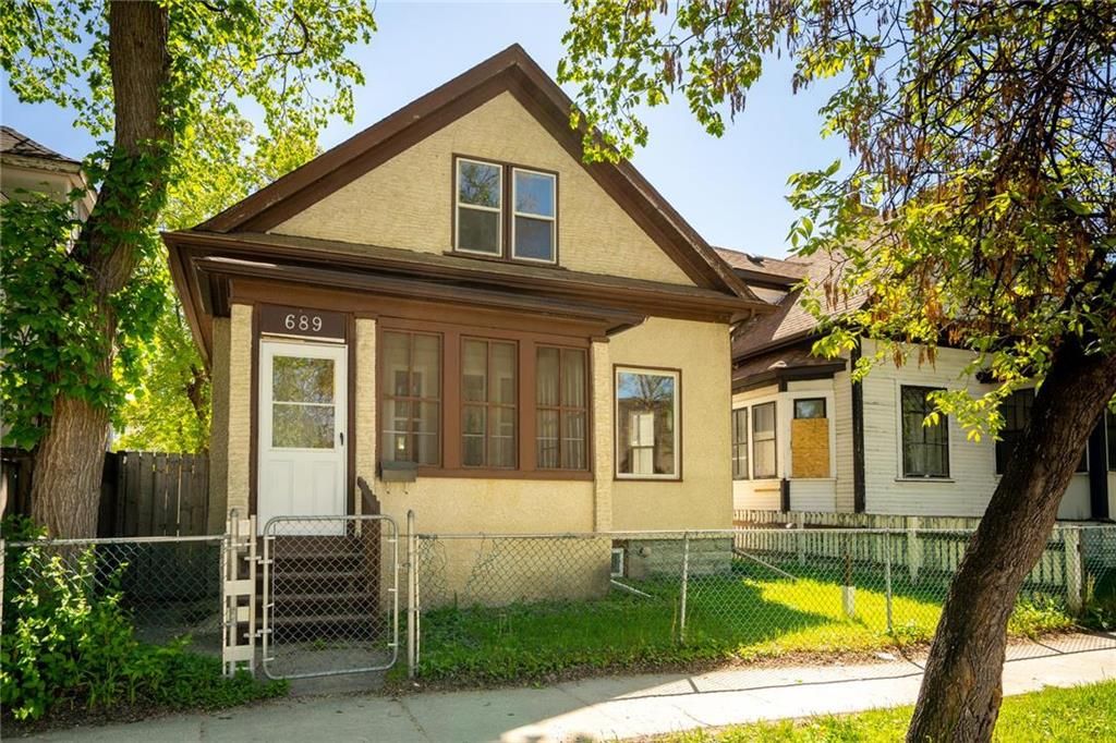 Main Photo: 689 Beverley Street in Winnipeg: West End House for sale (5A)  : MLS®# 202009556