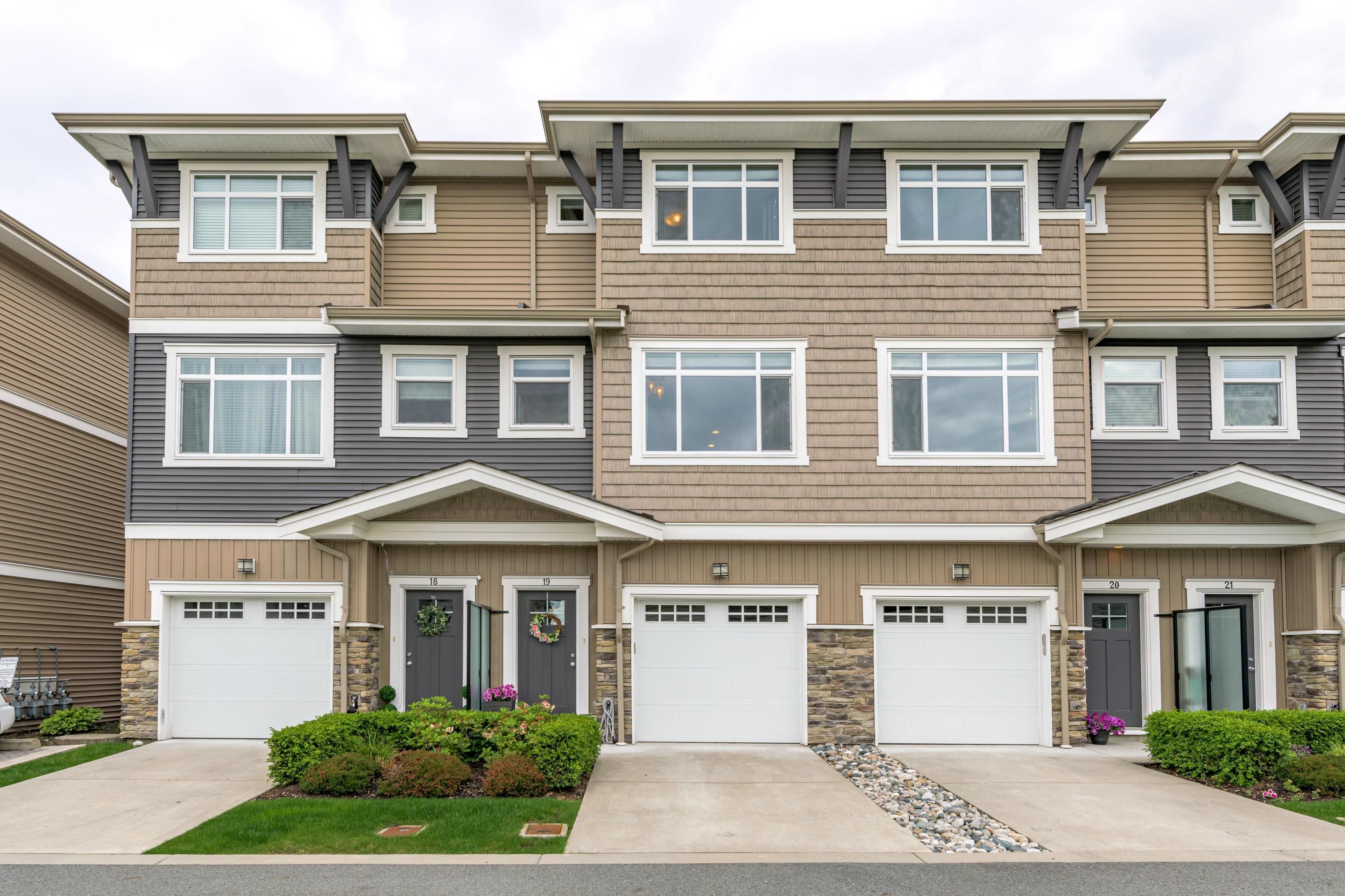 Main Photo: 19 34230 ELMWOOD Drive in Abbotsford: Abbotsford East Townhouse for sale in "TEN OAKS" : MLS®# R2761757