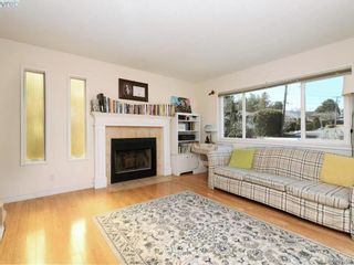Photo 3: 1 1040 Kenneth St in Saanich: SE Lake Hill Row/Townhouse for sale (Saanich East)  : MLS®# 891205