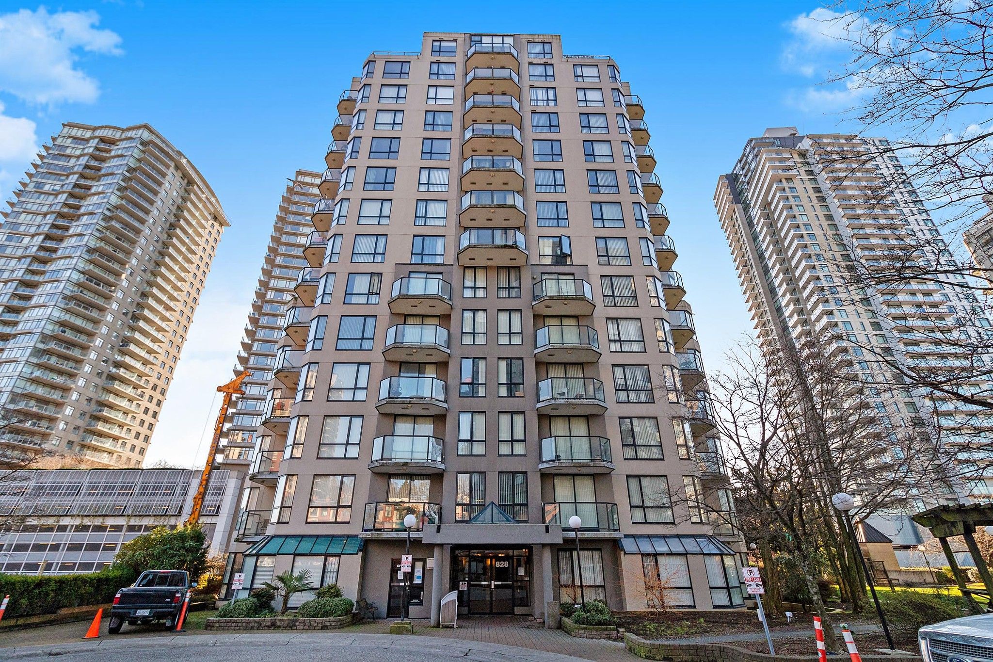 Main Photo: 1402 828 AGNES Street in New Westminster: Downtown NW Condo for sale in "WESTMINSTER TOWERS" : MLS®# R2437776