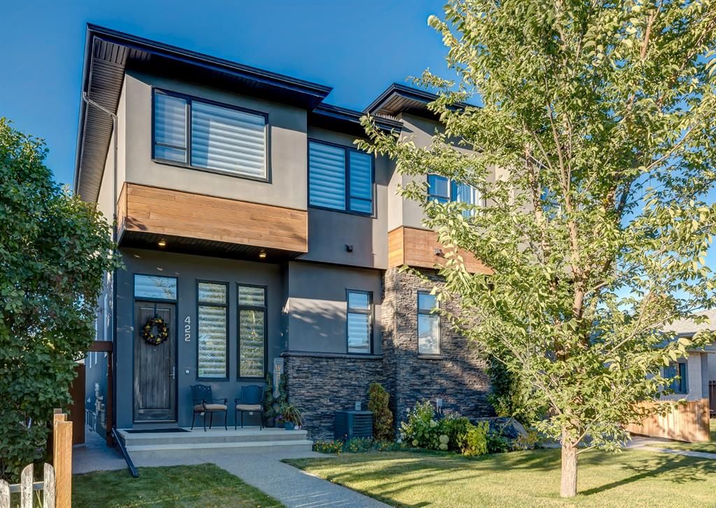 Main Photo: 422 22 Avenue NE in Calgary: Winston Heights/Mountview Semi Detached (Half Duplex) for sale : MLS®# A1258691