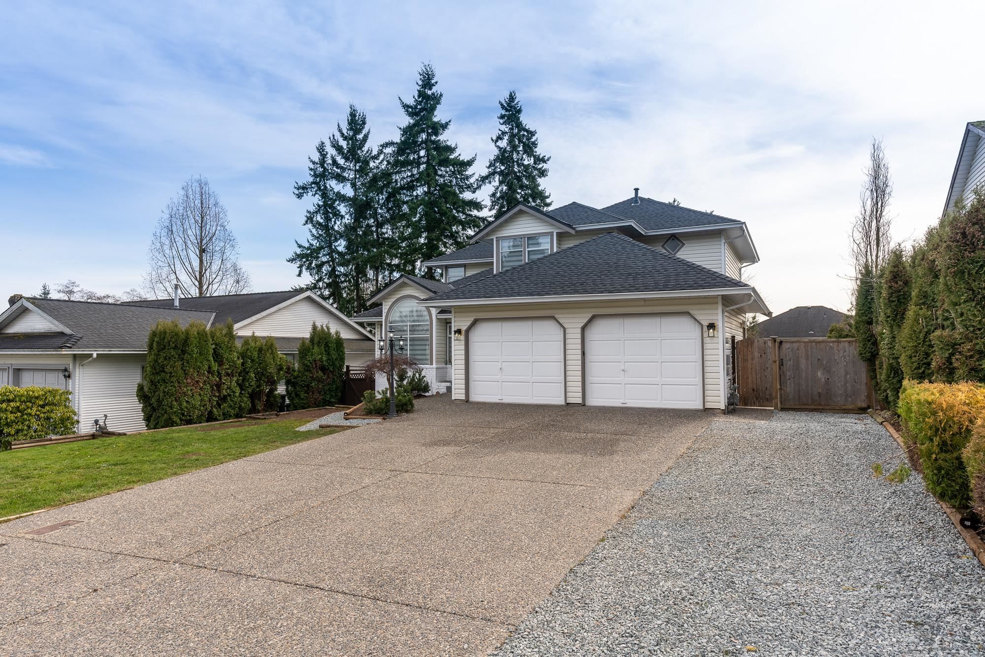 Main Photo: 18966 60B Avenue in Surrey: Cloverdale BC House for sale (Cloverdale)  : MLS®# R2677666
