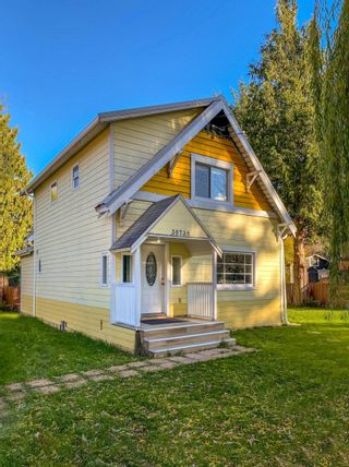 Photo 1: 38738 BUCKELY Avenue in Squamish: Dentville House for sale : MLS®# R2770958
