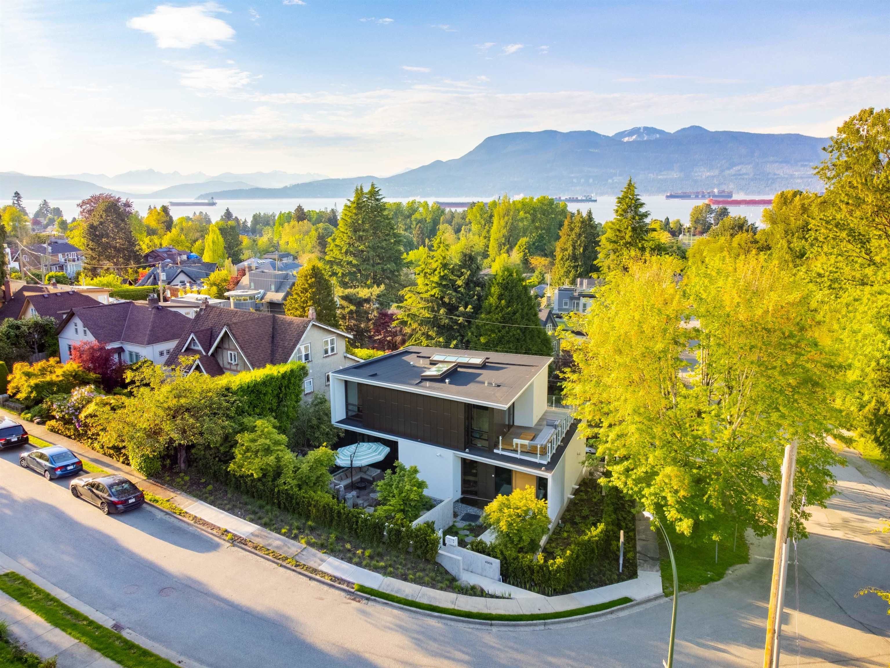 Main Photo: 4305 LOCARNO Crescent in Vancouver: Point Grey House for sale (Vancouver West)  : MLS®# R2755669