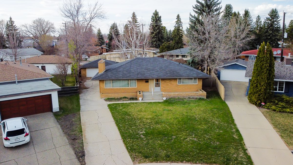 Main Photo: 14020 90A Avenue NW in Edmonton: Parkview House for sale