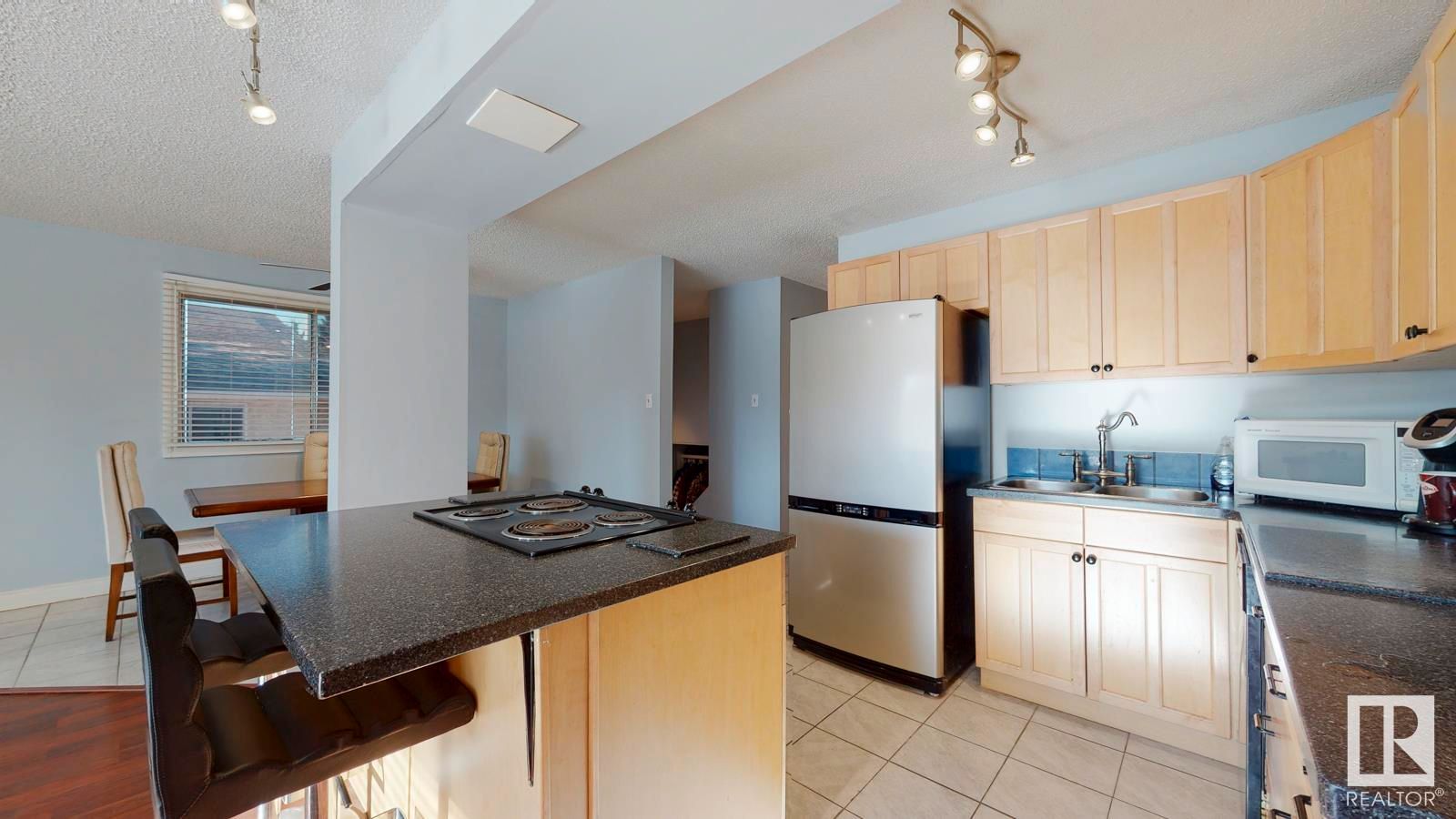 Main Photo: 7652 172 Street in Edmonton: Zone 20 House Half Duplex for sale : MLS®# E4312209
